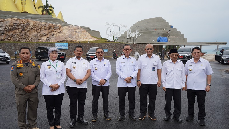 Hadiri Penanaman Pohon di Bakauheni Harbour City, Rektor ITERA Tekankan Pentingnya Pelestarian Alam