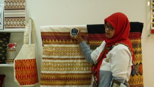 Lestarikan Budaya Lampung, Tim Dosen DKV ITERA Lakukan Digitalisasi dan Kodefikasi Warna Kain Adat Suku Pepadun dan Saibatin