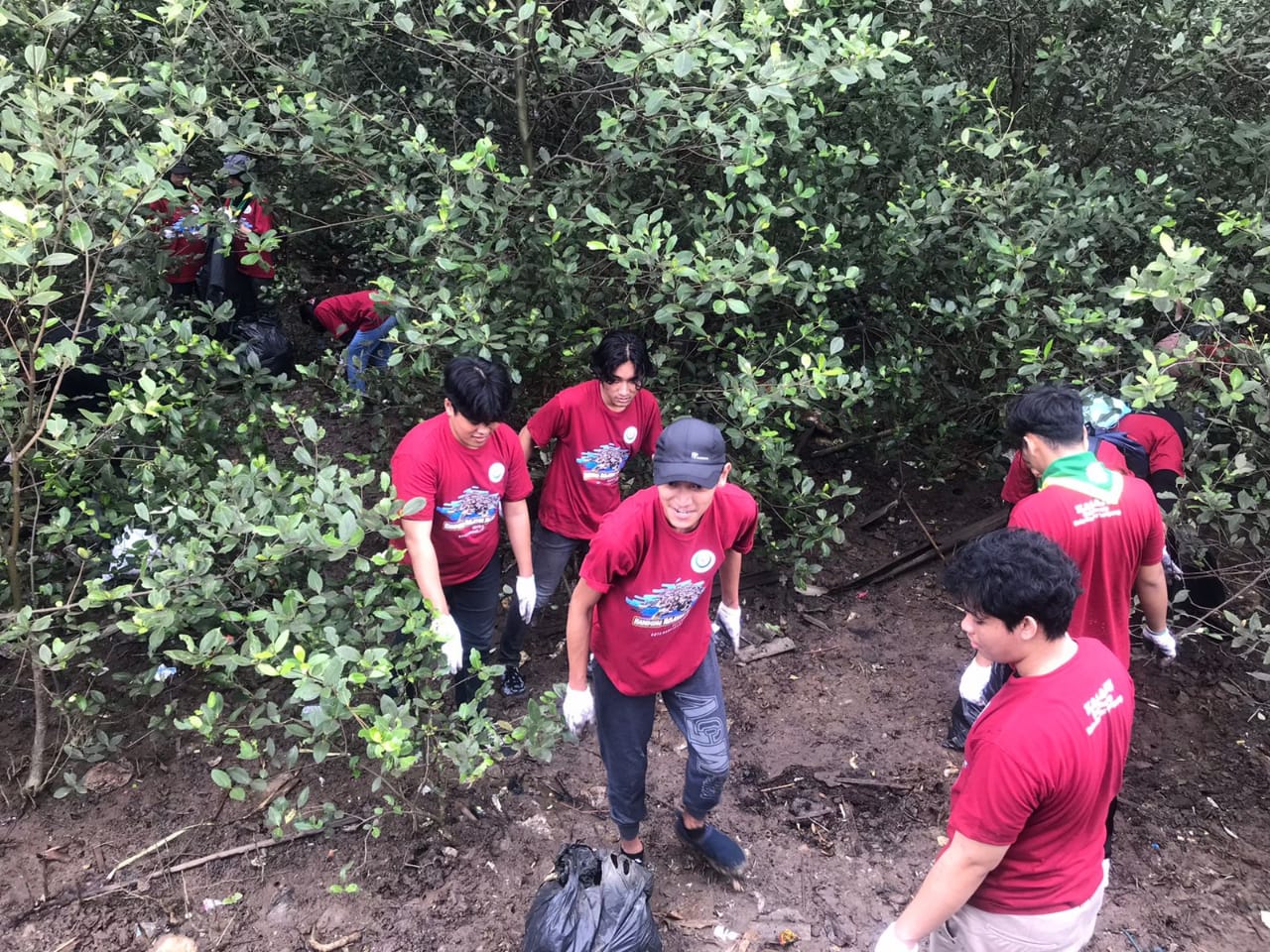 Jurusan Sains ITERA dan DJPT KKP Kolaborasi dalam Aksi Peduli Lingkungan Bersihkan Pantai