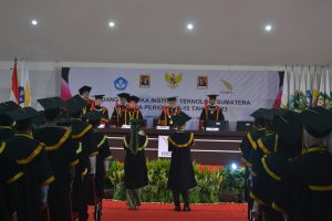 Wisuda 604 Sarjana Baru, Rektor ITERA Harapkan Alumni Terus Berkiprah Bangun Negeri