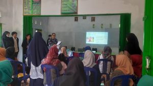 Dosen Kimia ITERA Ajak Masyarakat Padang Rejo Olah Limbah Minyak Jelantah Jadi Sabun