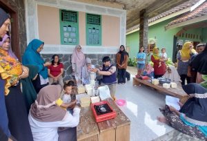 Tim PkM Prodi Kimia ITERA Latih Kelompok PKK Desa Patoman Produksi Tahu dengan Koagulan Sari Air Laut