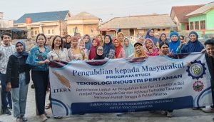 Tim Dosen Teknologi Industri Pertanian ITERA Edukasi Kelompok Usaha Pengolah Ikan Pulau Pasaran Tentang Bisnis Berkelanjutan