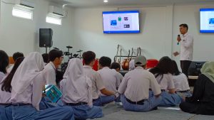 Tim Dosen Teknik Elektro ITERA Sosialisasikan Penerapan Energi Baru Terbarukan dan IOT di SMA TMI