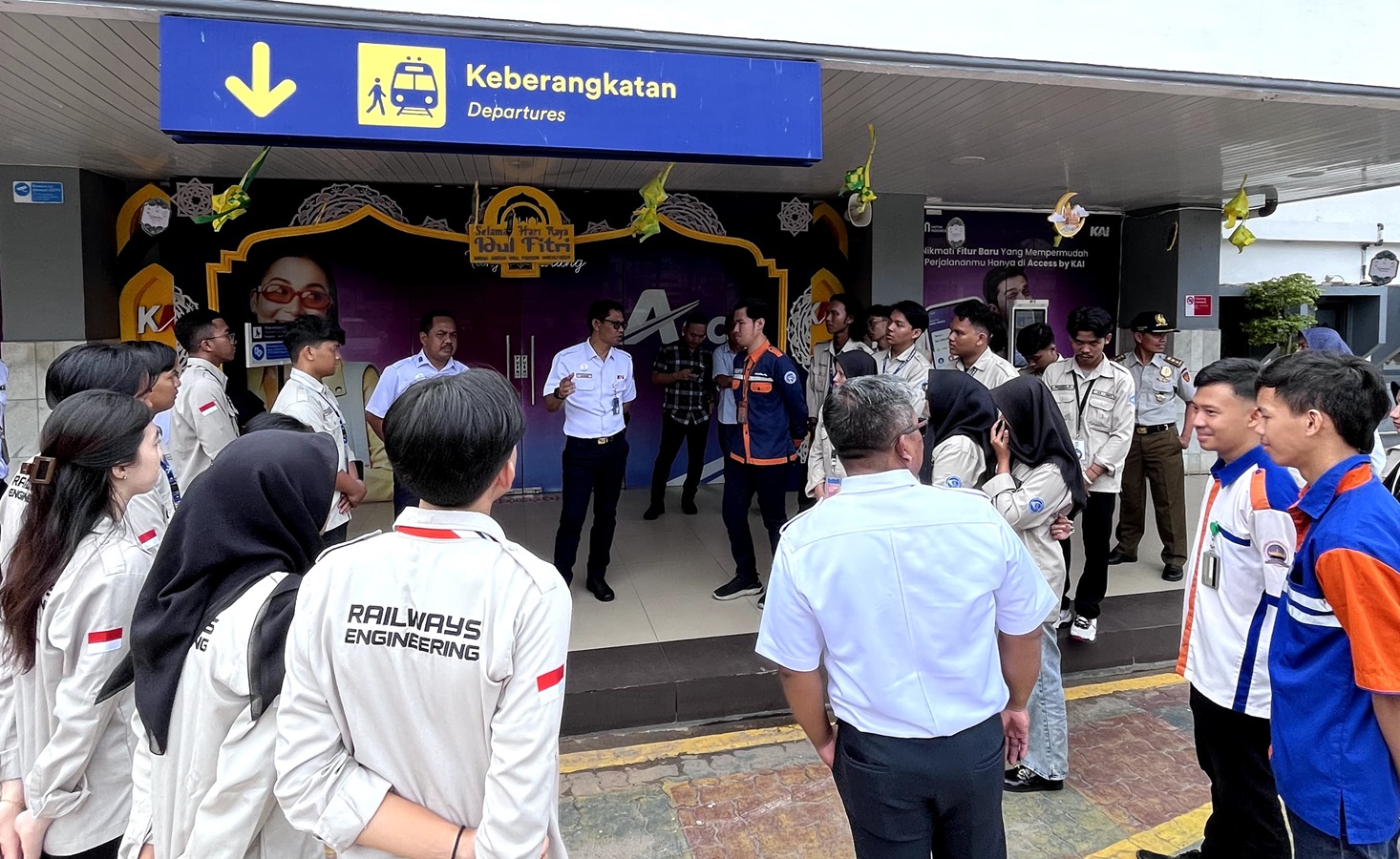 Mahasiswa Teknik Perkeretaapian Itera Bersama PT KAI Divre IV Buka Posko Angkutan Lebaran