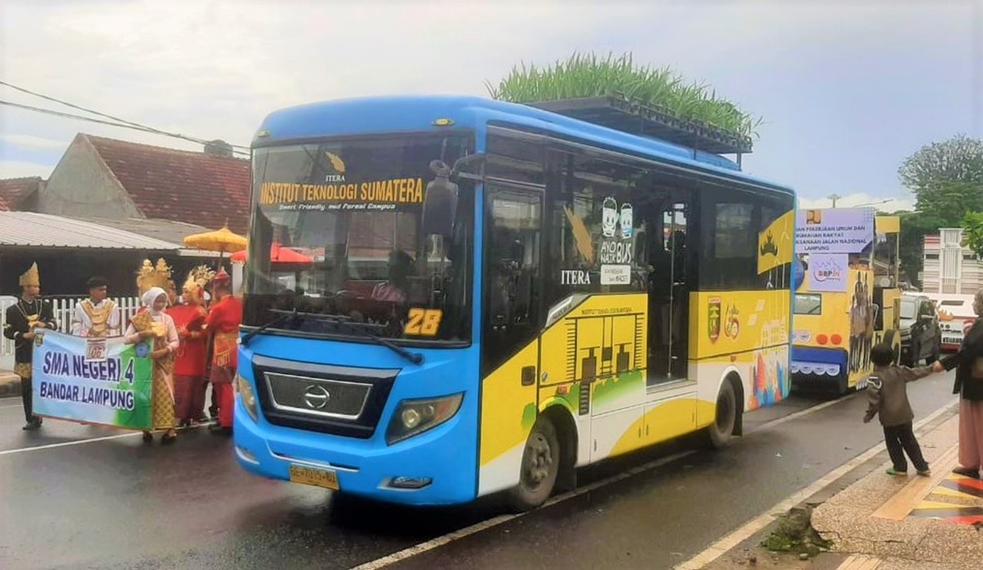 Bus Hidroponik Itera Juara Favorit Pawai Kendaraan Hias HUT Provinsi Lampung