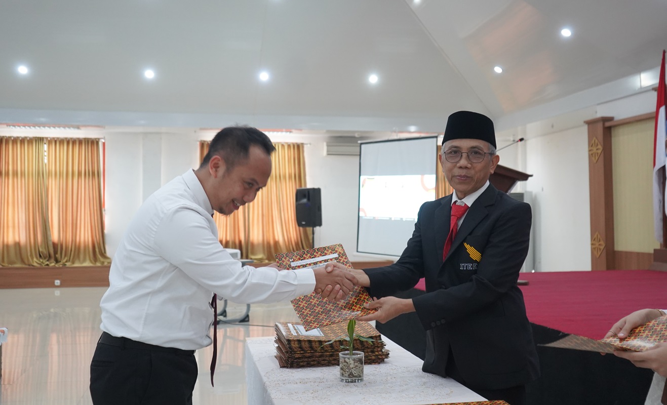 Rektor Itera Serahkan 197 SK Pengangkatan CPNS Dosen