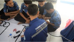 Tim PKM Teknik Elektro Itera Ajak Siswa SMPN 3 Natar Rakit Robot