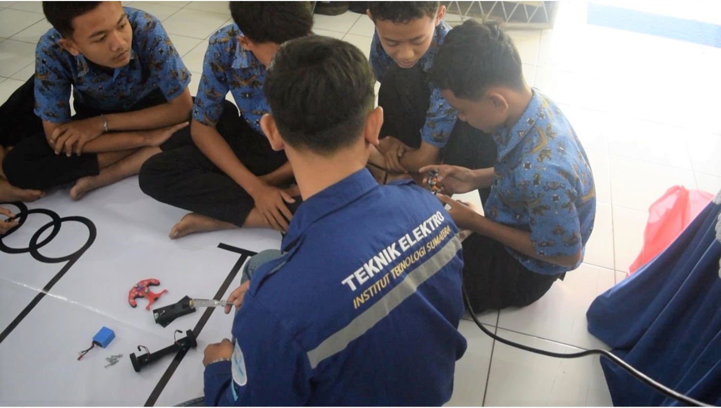 Tim PKM Teknik Elektro Itera Ajak Siswa SMPN 3 Natar Rakit Robot
