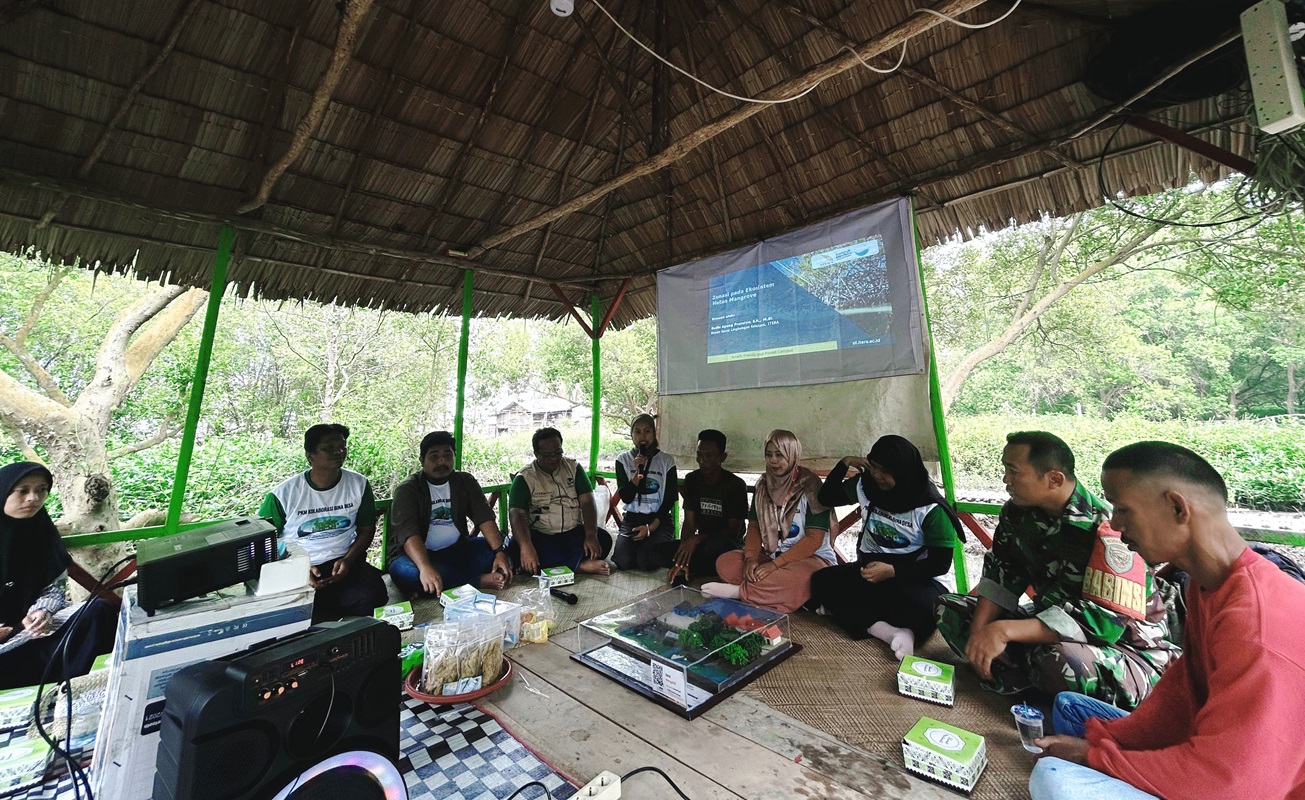 Tim PKM Itera dan Kelompok Tani Hutan Hijau Lestari Kolaborasi Terapkan Inovasi Pelindung Pantai Natural