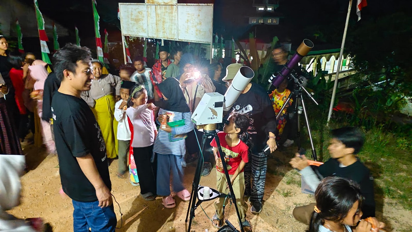 Kolaborasi OAIL Itera dan Mahasiswa KKN-PPM UGM Gelar Wisata Astronomi di Desa Cilimus