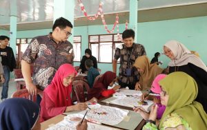 Pelihara Fungsi Kognitif Lansia, Dosen DKV Itera Gelar Art Therapy dan Kenalkan UI Aplikasi Edukasi