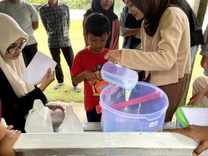 Tumbuhkan Jiwa Kewirausahaan, Tim Dosen Rekayasa Kosmetik Itera Latih Santri Buat Detergen Cair