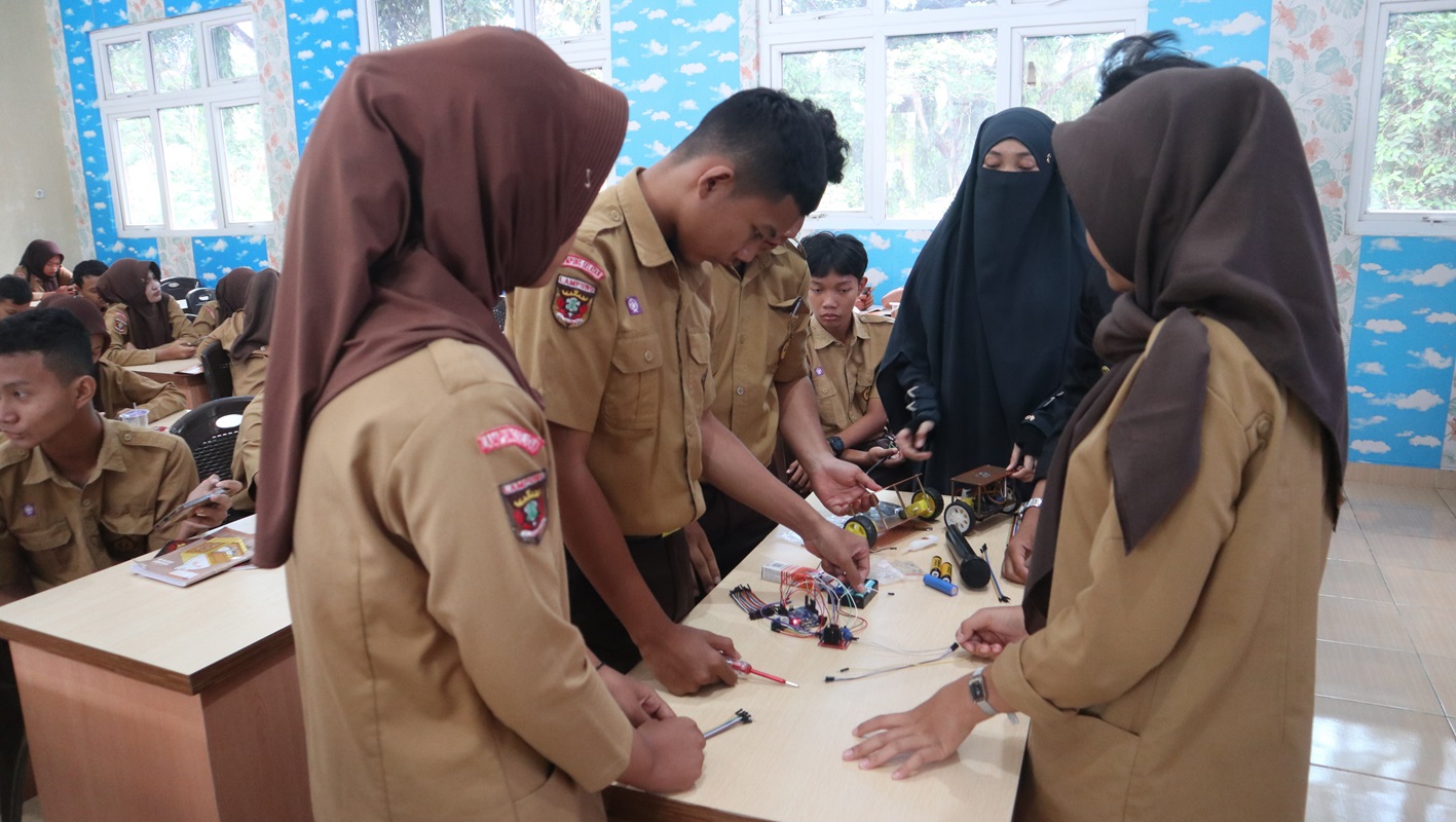 Tingkatkan Kemampuan Teknologi, Dosen Itera Latih Perakitan Robot di SMK Swadhipa 2 Natar