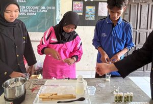 Dosen Itera Latih Siswa SMA PGRI Tumijajar Ciptakan Produk Kosmetik Berbahan VCO