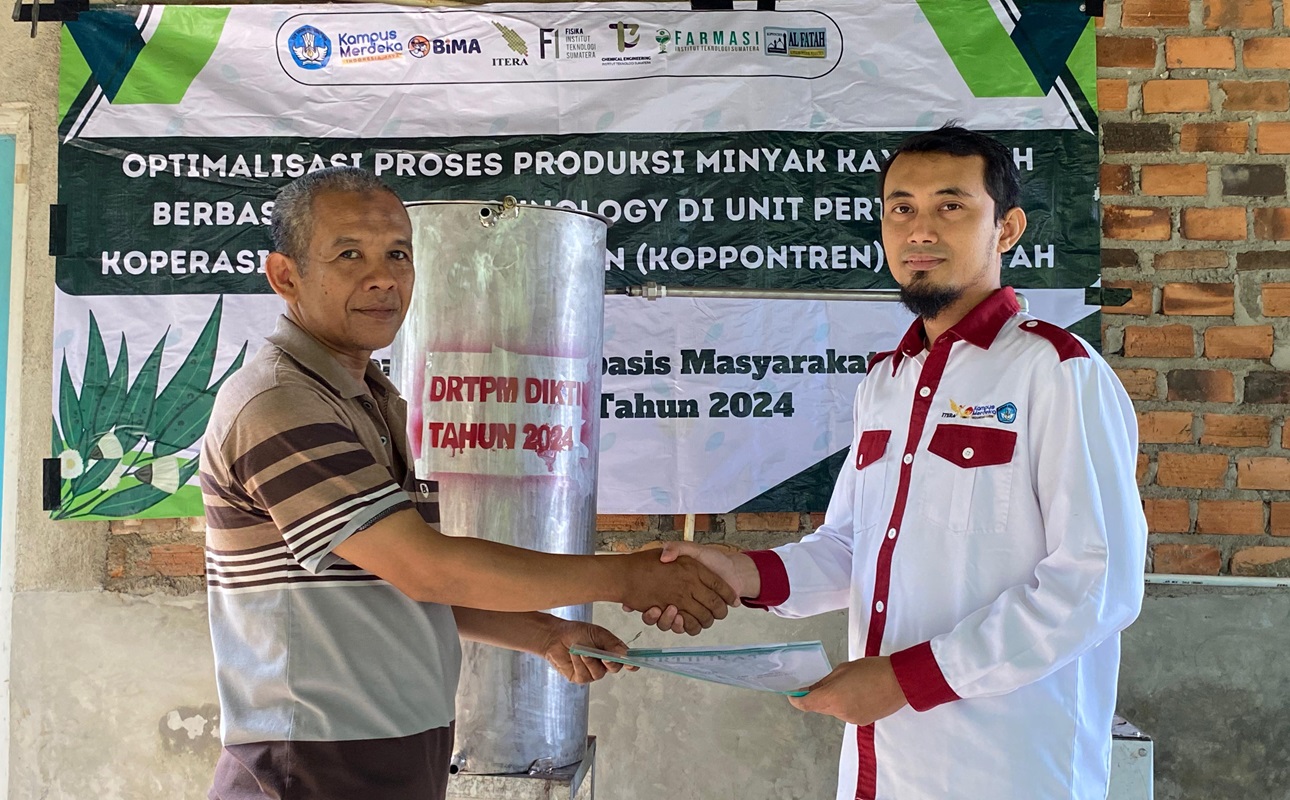 Itera Serahkan Alat Pemurnian Minyak Kayu Putih untuk Kemandirian Ekonomi Pesantren Al-Fatah Natar