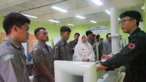 Siswa SMKN 1 Bumiratu Nuban Kunjungi Laboratorium Teknik Mesin dan Informatika Itera