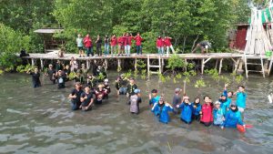 Kolaborasi Unit Selam Itera dan Jasa Raharja Tanam 1.600 Bibit Mangrove untuk Kelestarian Pesisir