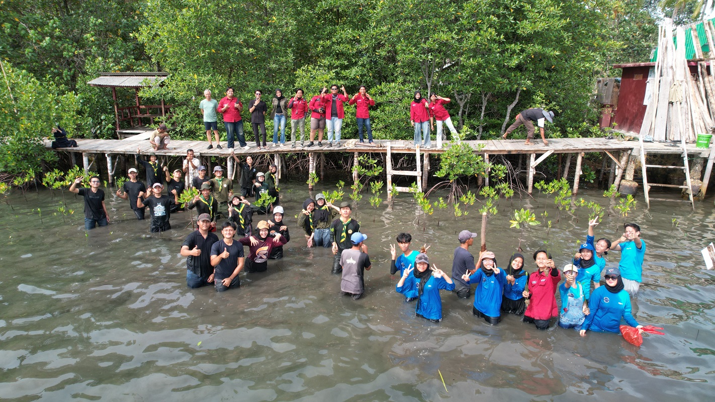 Kolaborasi Unit Selam Itera dan Jasa Raharja Tanam 1.600 Bibit Mangrove untuk Kelestarian Pesisir