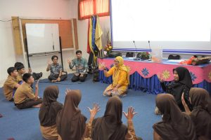 Peringati Hari Bahasa Ibu Internasional, Dosen Itera Gelar Pelatihan Bahasa Isyarat hingga Membuat Karya Bersama Siswa SMP Al-Kautsar