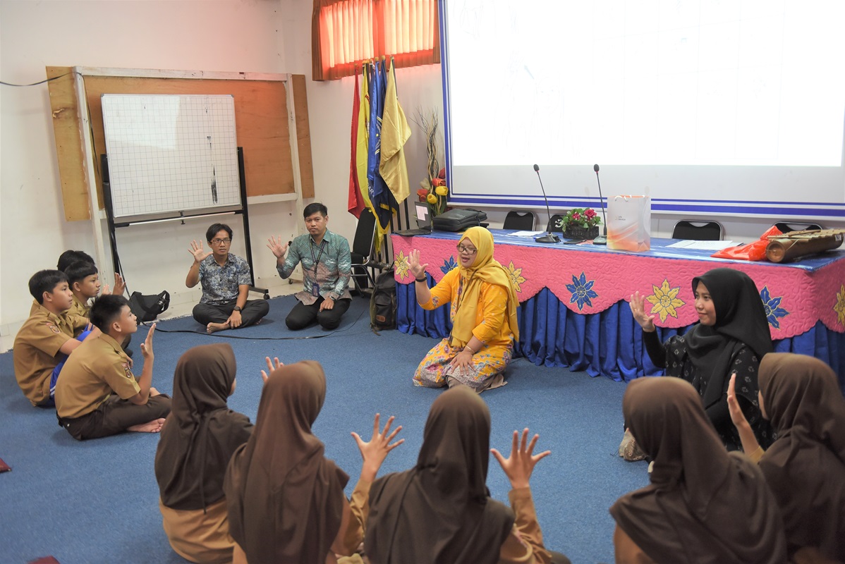 Peringati Hari Bahasa Ibu Internasional, Dosen Itera Gelar Pelatihan Bahasa Isyarat hingga Membuat Karya Bersama Siswa SMP Al-Kautsar