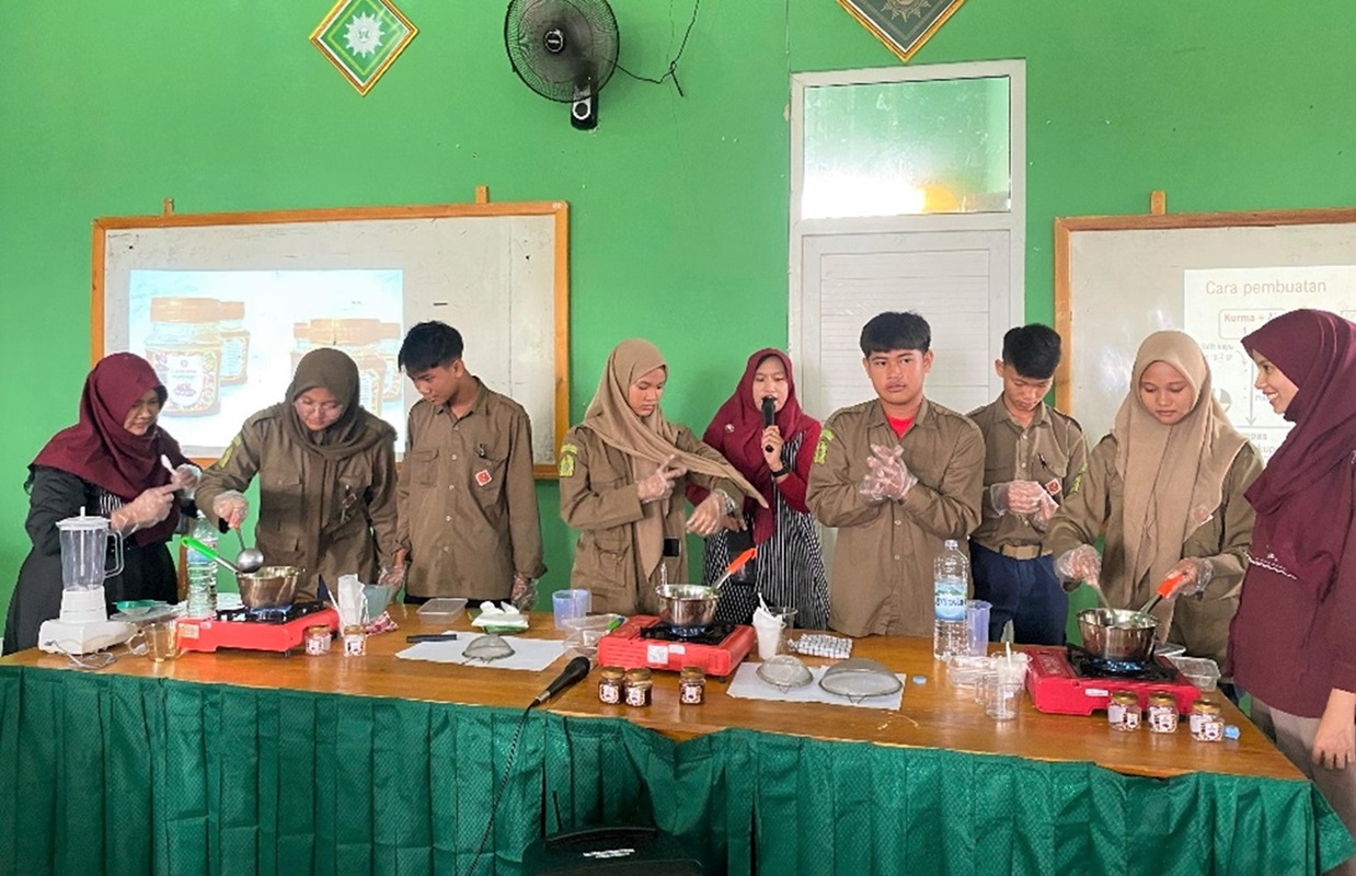 Dosen Farmasi Itera Edukasi Pencegahan Anemia dan Pemeriksaan Kesehatan di SMA Muhammadiyah 2 Bandar Lampung