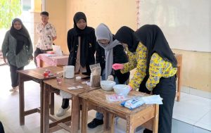 Dosen Rekayasa Kosmetik Itera Latih Siswa SMKN 7 Bandar Lampung Buat Produk Masker Kopi dan Lilin Aromaterapi