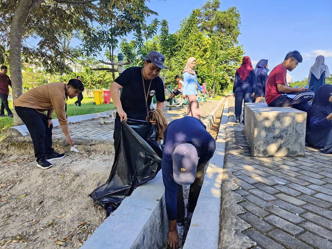Peringati Hari Lingkungan Hidup Sedunia, Sivitas Itera Gelar Aksi Bersih-Bersih Sampah Plastik