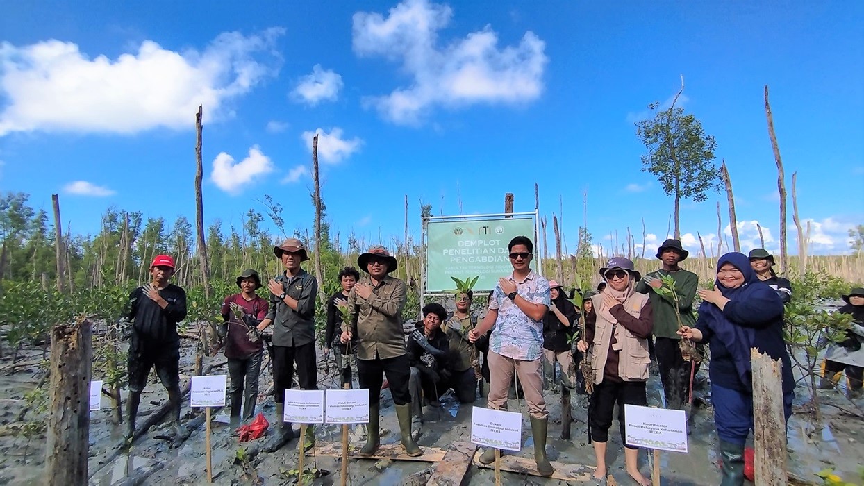 Prodi Rekayasa Kehutanan Itera Tanam 2.000 Bibit Mangrove di Lampung Timur untuk Kurangi Emisi GRK