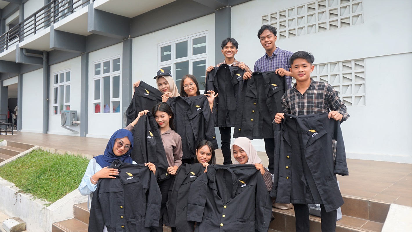 Senyum Bangga Calon Mahasiswa Baru Itera Kala Terima Jaket Almamater