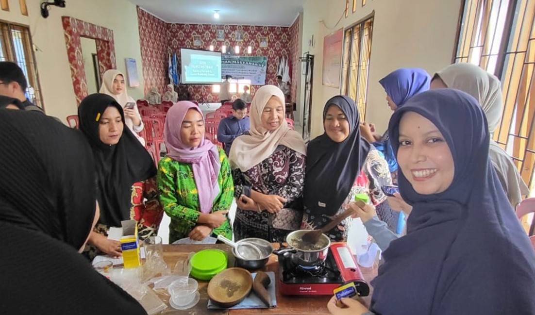 Dosen Farmasi Itera Kenalkan Obat Herbal Radang Sendi Lewat Demo Ramuan Tradisional