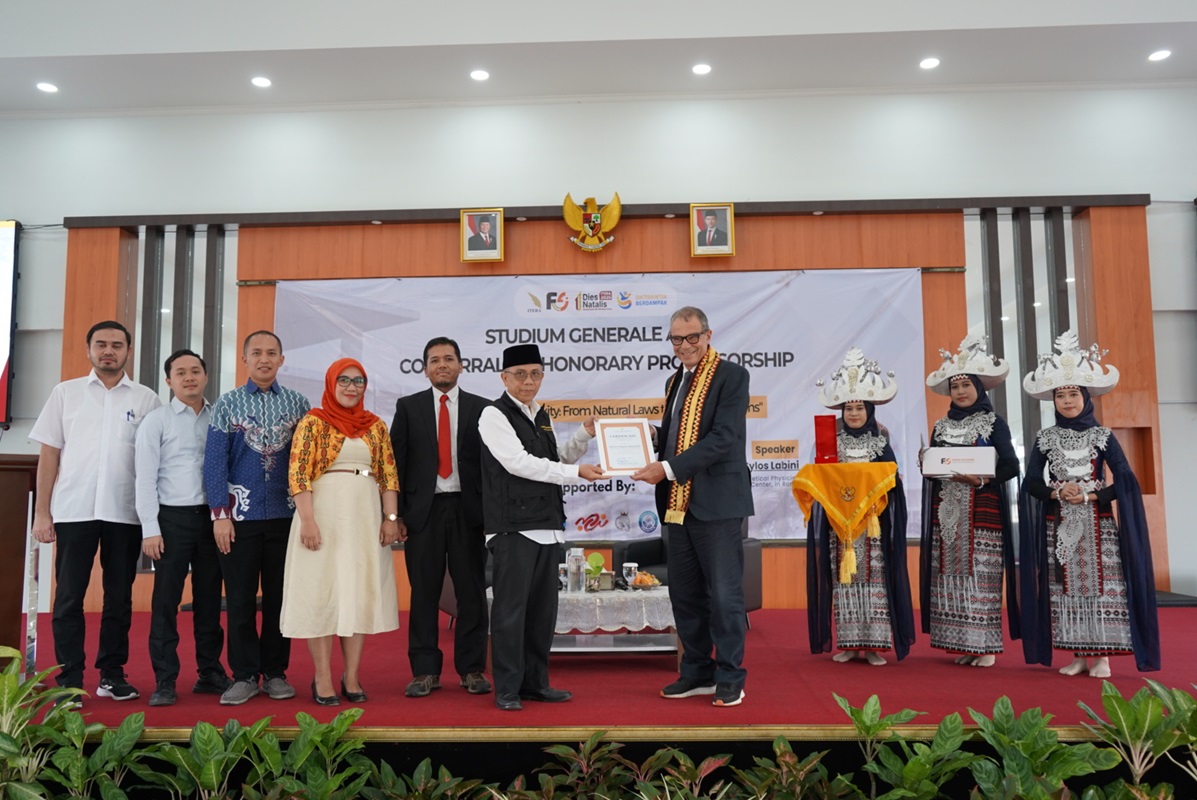Itera Anugerahkan Gelar Honorary Professor kepada Prof. Francesco Sylos Labini dari Italia