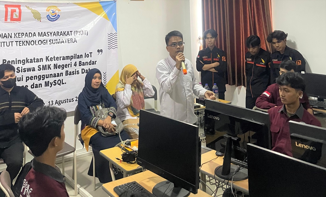 Tim PKM Itera Latih Guru dan Siswa SMKN 4 Bandar Lampung Tingkatkan Keterampilan IoT