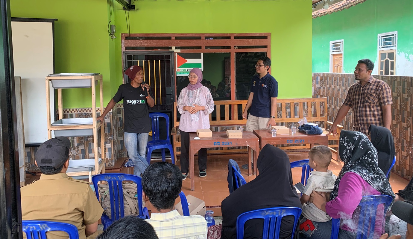 Solusi Inovatif Pengelolaan Limbah, Tim KKN Itera Latih Warga Purwodadi Dalam Budidaya Magot
