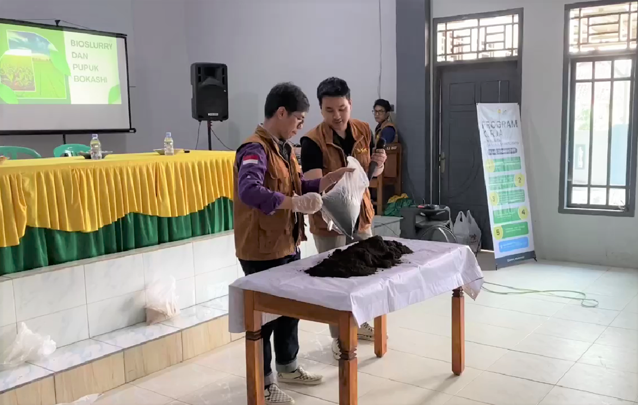 Mahasiswa KKN Tematik Itera Latih Warga Buat Pupuk Organik dari Kotoran Sapi dan Bioslurry Reaktor Biogas