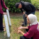 Dukung Konservasi Air di Kebun Raya Itera, Mahasiswa KKN UIN Raden Intan Tanam Biopori