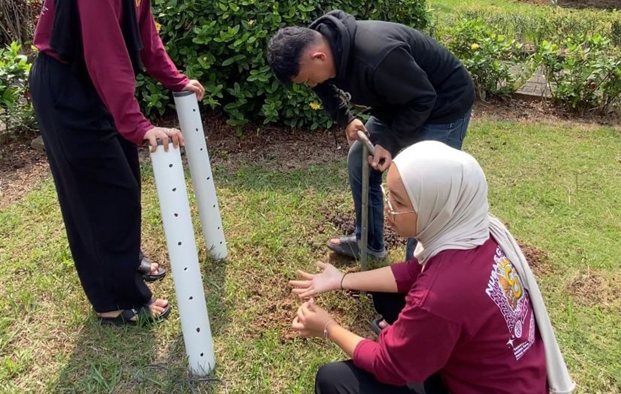 Dukung Konservasi Air di Kebun Raya Itera, Mahasiswa KKN UIN Raden Intan Tanam Biopori