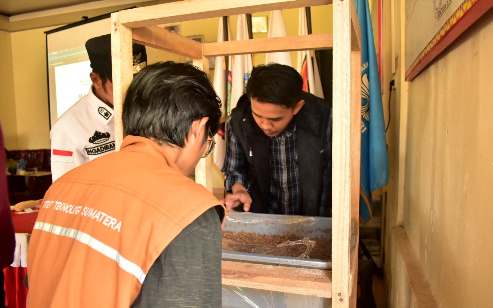 Panen Maggot dan Sayuran Warnai Penutupan KKN Itera di Desa Purwodadi Dalam Bersama Dompet Dhuafa