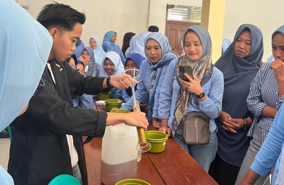 Dosen dan Mahasiswa Kimia Itera Latih Warga Way Galih Olah Minyak Jelantah Jadi Sabun dan Lilin Aromaterapi