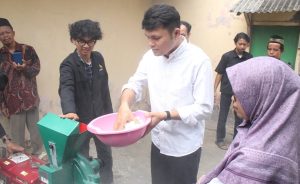Mahasiswa Itera Latih Masyarakat Desa Mekar Karya Olah Singkong Jadi Mocaf