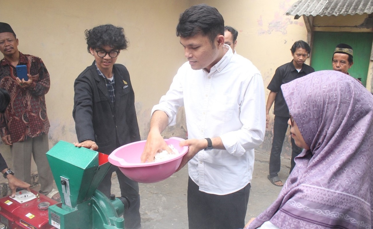 Mahasiswa Itera Latih Masyarakat Desa Mekar Karya Olah Singkong Jadi Mocaf