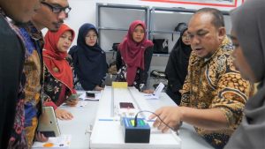 Magister Fisika Itera Latih Guru Lampung Selatan Eksperimen Fisika Berbasis Smartphone dan IoT