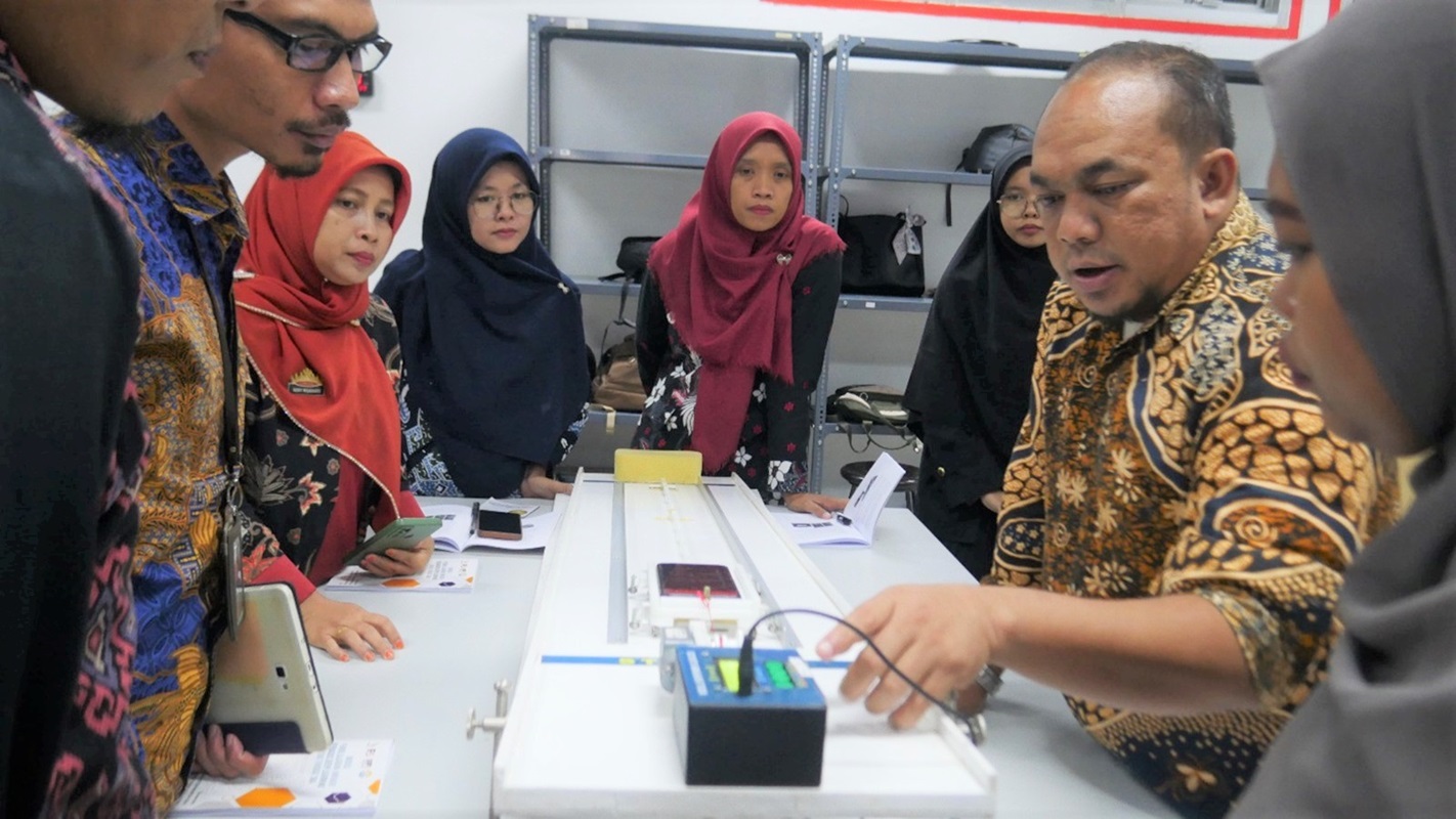 Magister Fisika Itera Latih Guru Lampung Selatan Eksperimen Fisika Berbasis Smartphone dan IoT