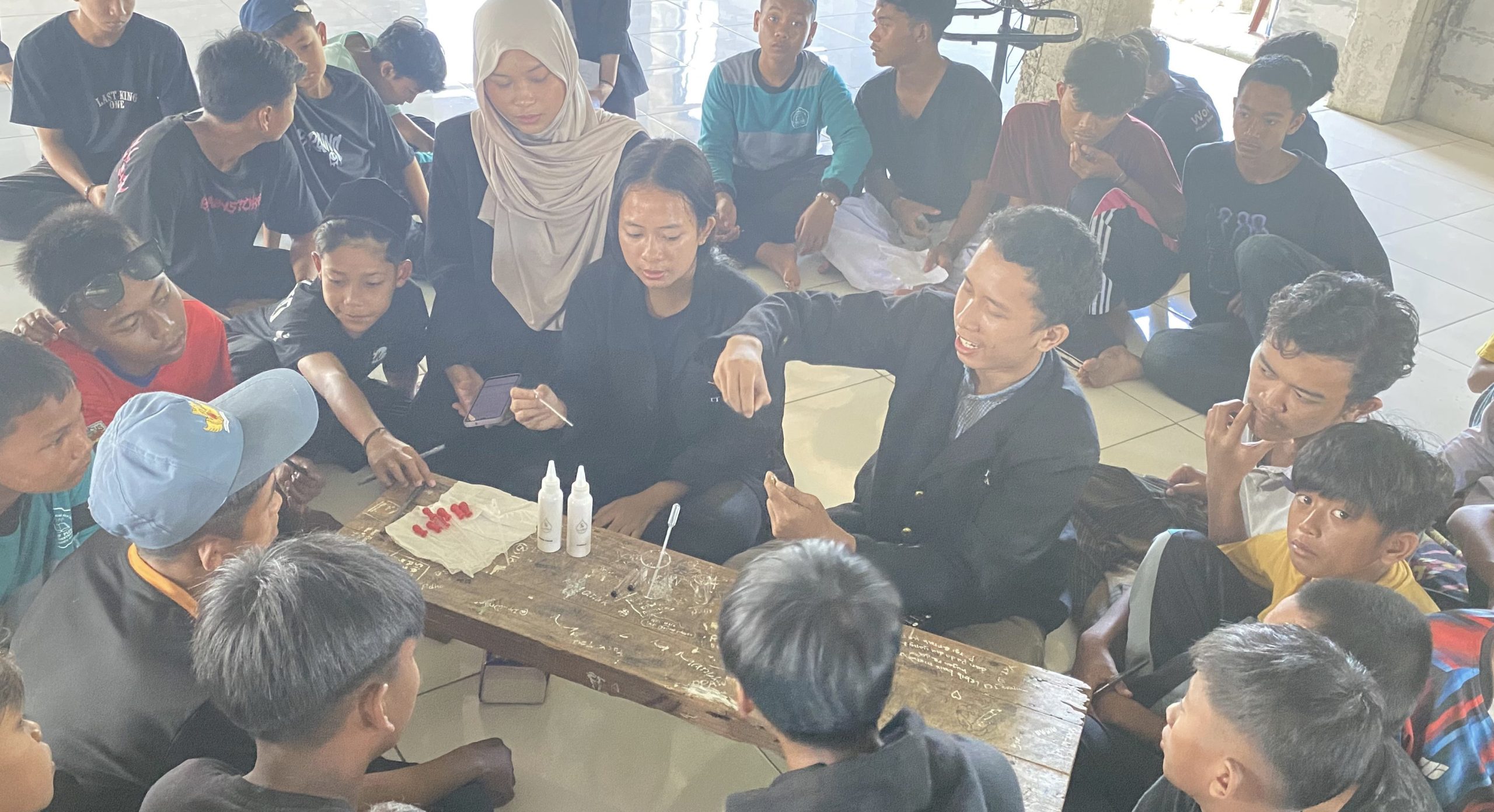 Prodi Rekayasa Kosmetik Itera Ajarkan Santri Ponpes Arroudhotul Wahida Racik Parfum Halal Berbahan Alam