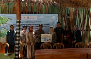 Tim Dosen Itera Serahkan Peta Wisata Pulau Pahawang Sebagai Media Informasi