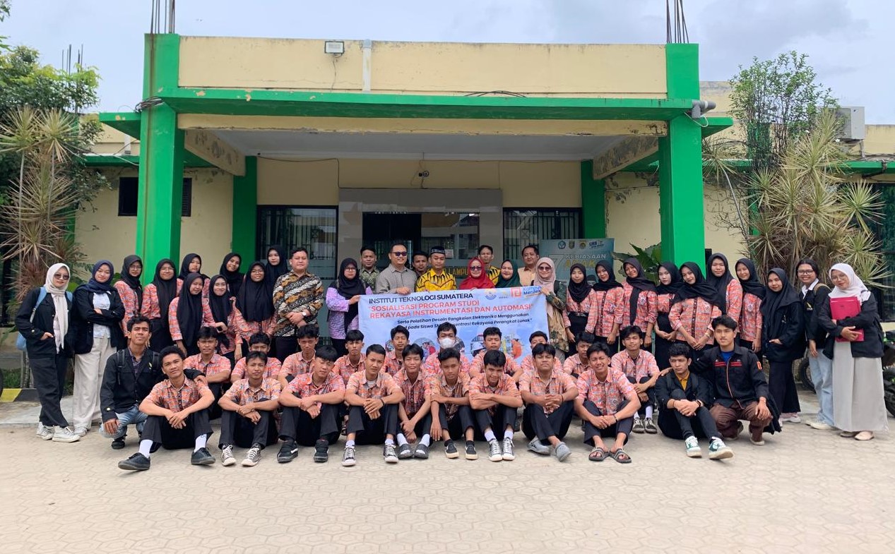 Dosen Itera Latih Siswa SMKN 7 Bandar Lampung Desain Rangkaian Elektronika