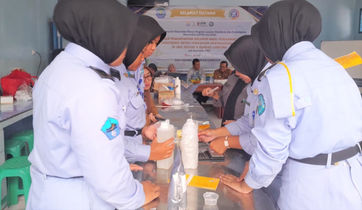 Prodi TIP Itera Latih Siswa SMKN 6 Bandar Lampung Buat Sunscreen dari Kolagen Hasil Perikanan   
