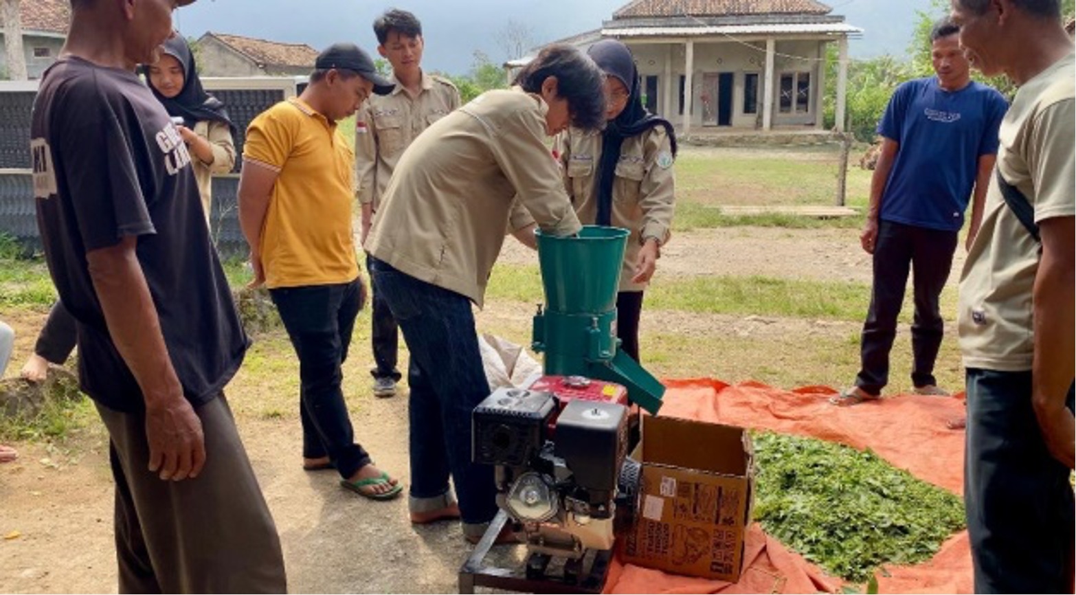 Prodi Rekayasa Kehutanan Itera Serahkan Mesin Biopelet dan Pencacah Rumput kepada Kelompok Tani Hutan Ulu Belu