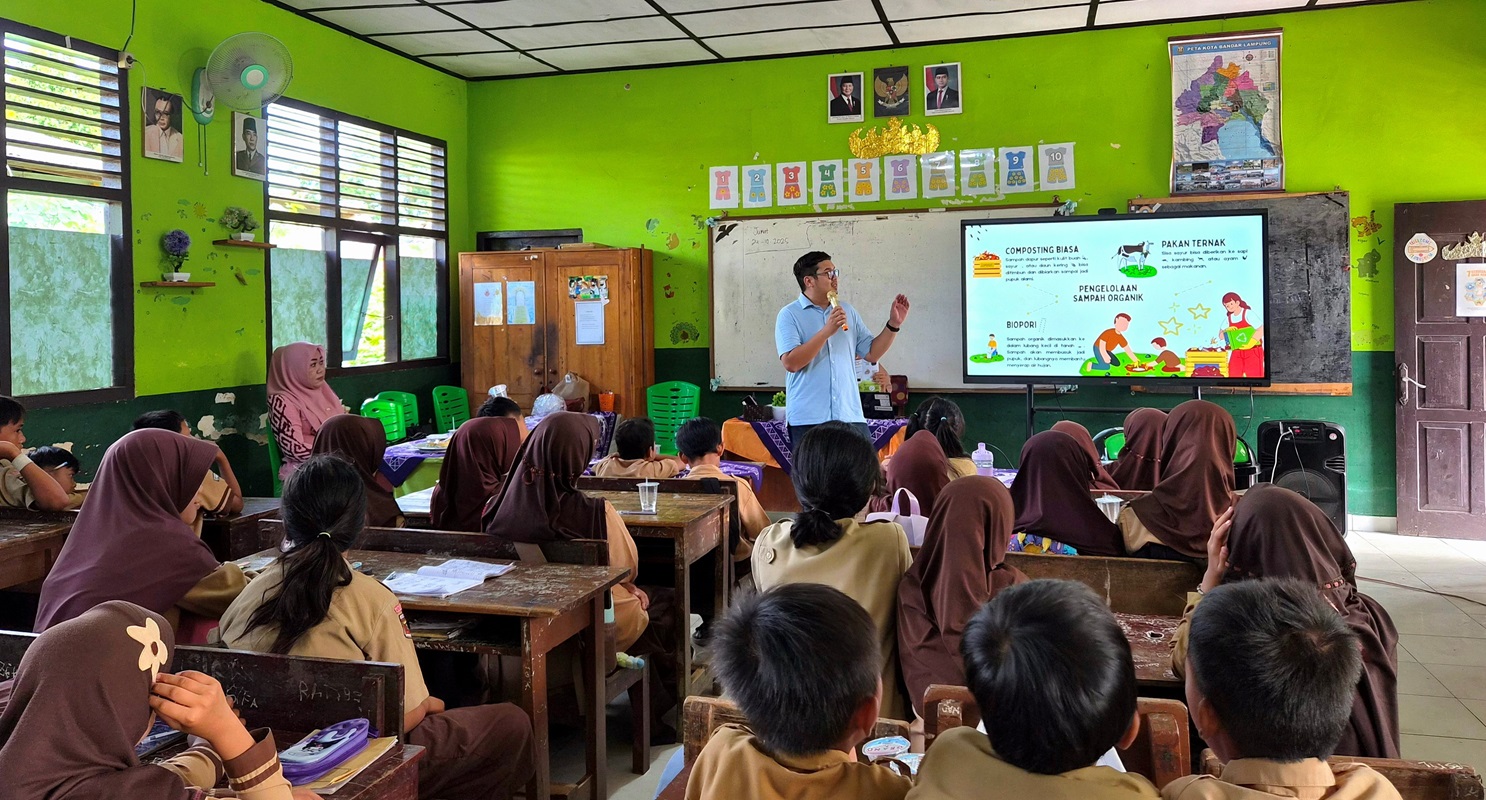 Bangun Kepedulian Lingkungan Sejak Dini, Prodi Teknik Lingkungan Itera Ajak Siswa SD Belajar Komposting Takakura