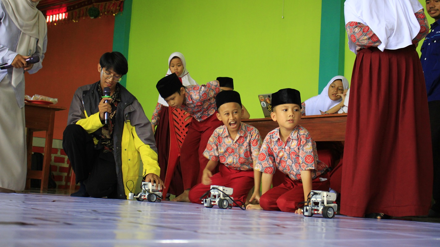 Tumbuhkan Minat STEM, Prodi Teknik Elektro Itera Kenalkan Dasar Robotika kepada Siswa